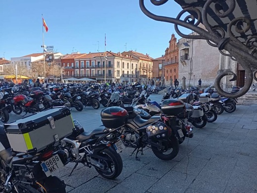 Gran cantidad de motos en la Plaza Mayor de la Hispanidad // La Voz